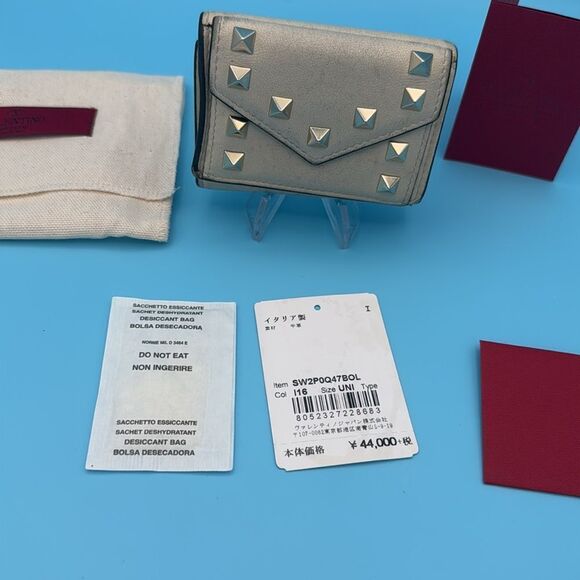 Valentino-Cream Leather Rockstud Trifold Wallet- COA and dust bag included - Picture 5 of 10